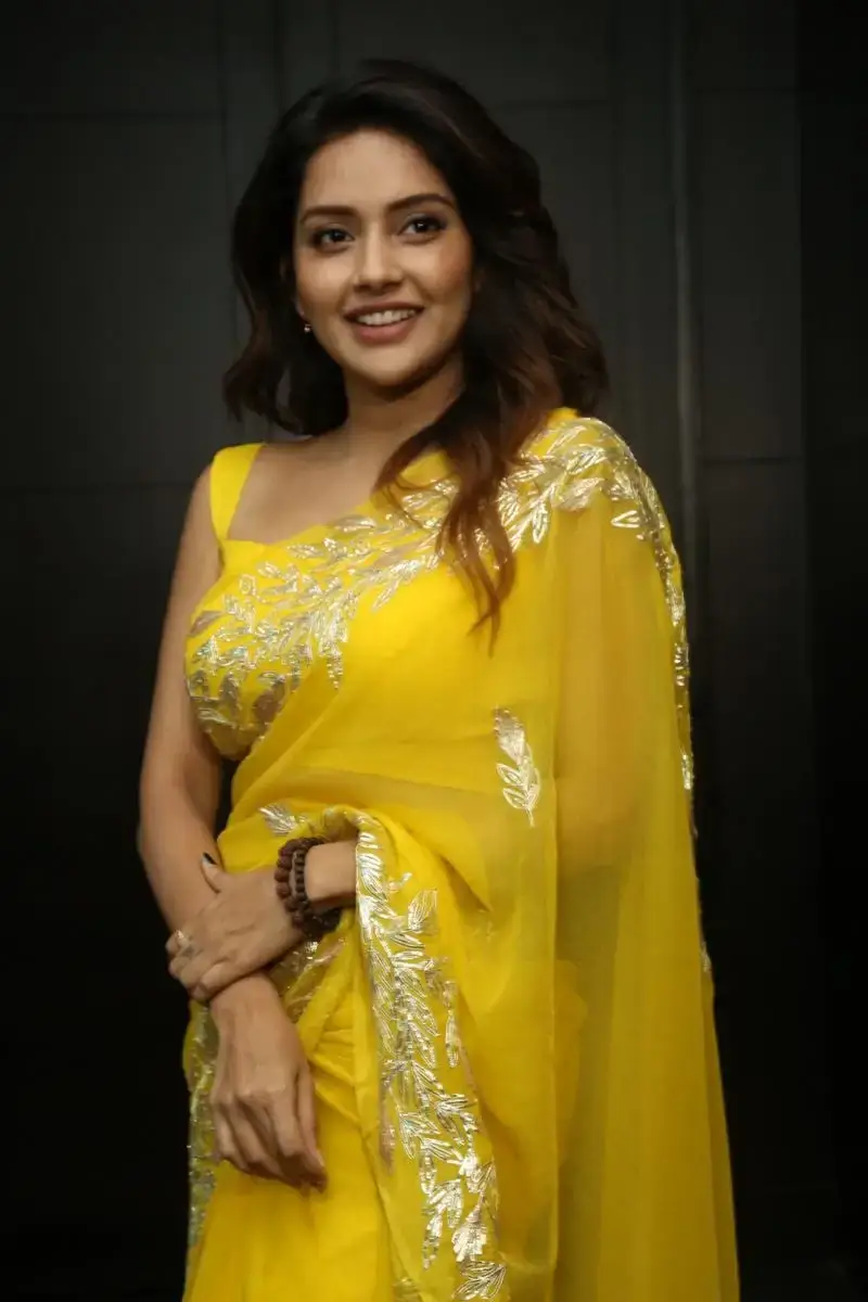 MALAYALAM ACTRESS MAHIMA NAMBIAR IMAGES IN YELLOW SAREE 16